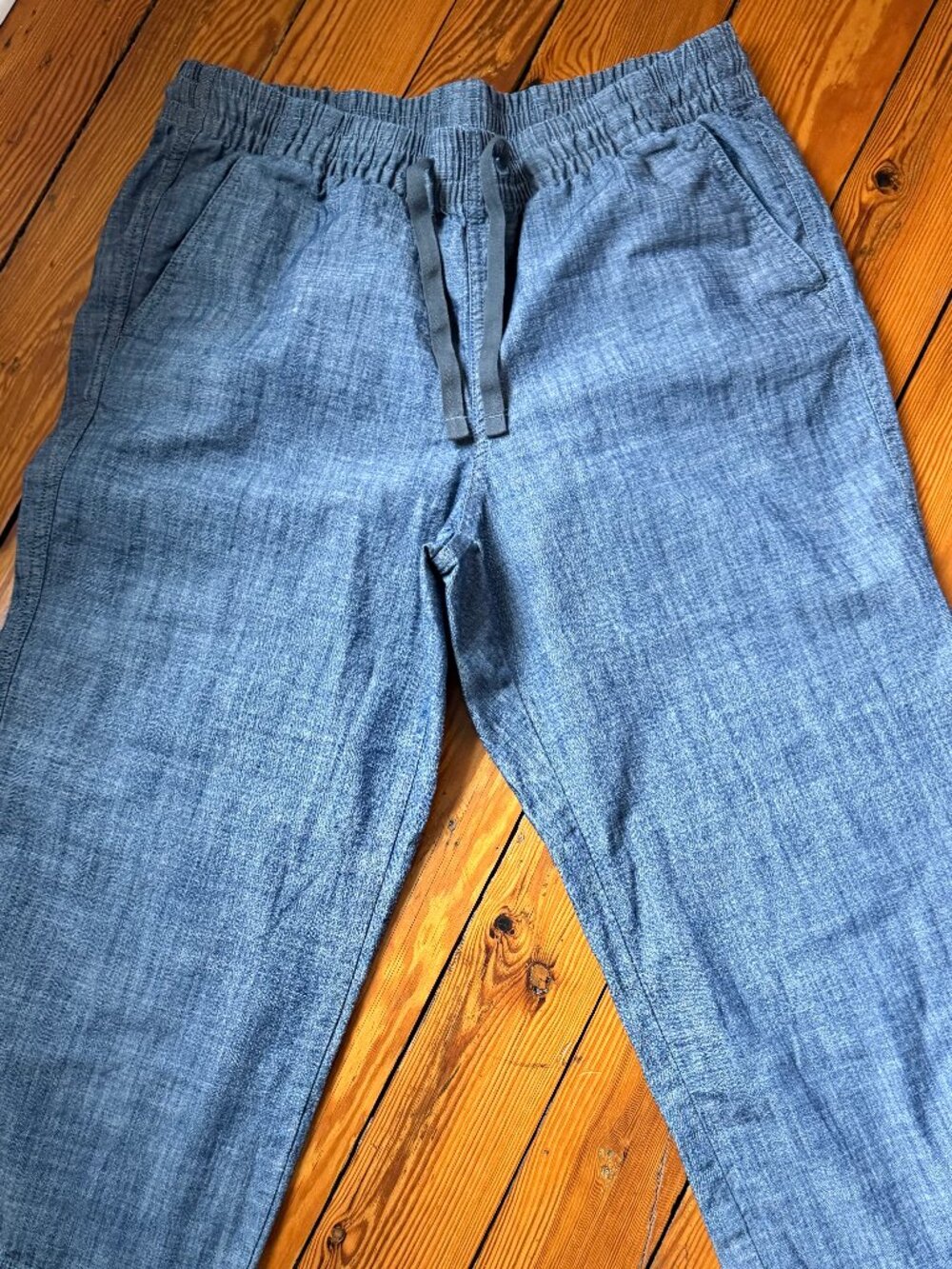 L.L. Bean Favorite Fit Women's 10 Petite Blue Chambray Capri Pants